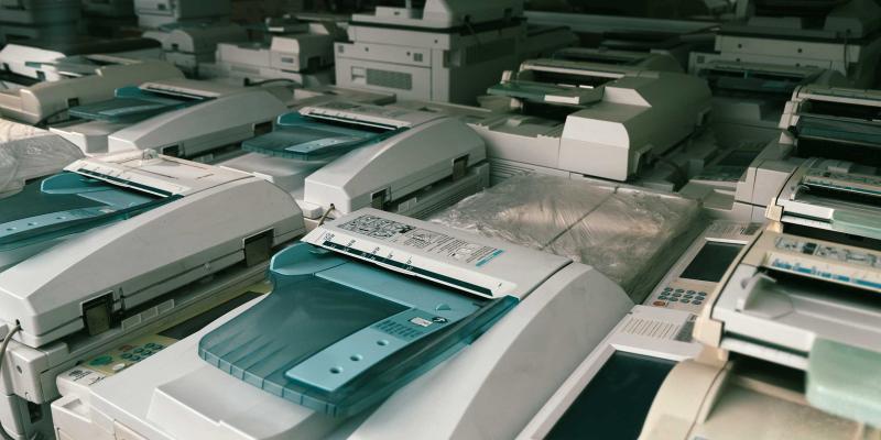 Alte, ausrangierte Drucker in einem dunklen Raum