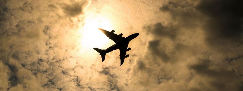Flugzeugschatten in der Luft gegen die Sonne fotografiert