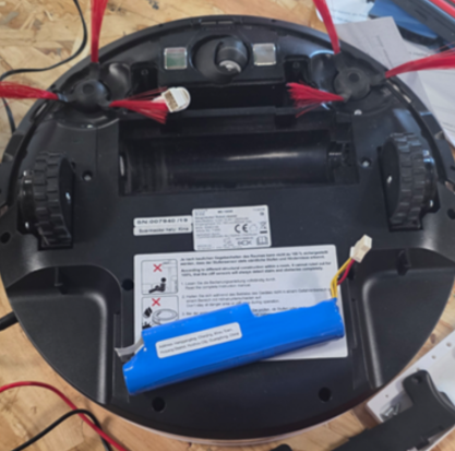 Ein Staubsauger-Roboter, aus dem der Akku ausgebaut wurde. 