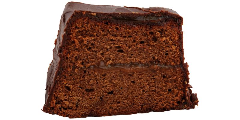 Sachertortenstück von der Seite vor weißem Hintergrund