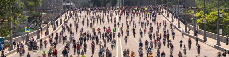 Sehr viele Radfahrer:innen auf sehr breiter Brücke