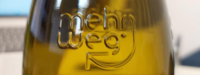 Mehrweg-Logo auf grüner Weinflasche