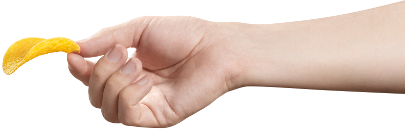 waagrechter angeschnittener Arm: Hand hält ein Kartoffelchip