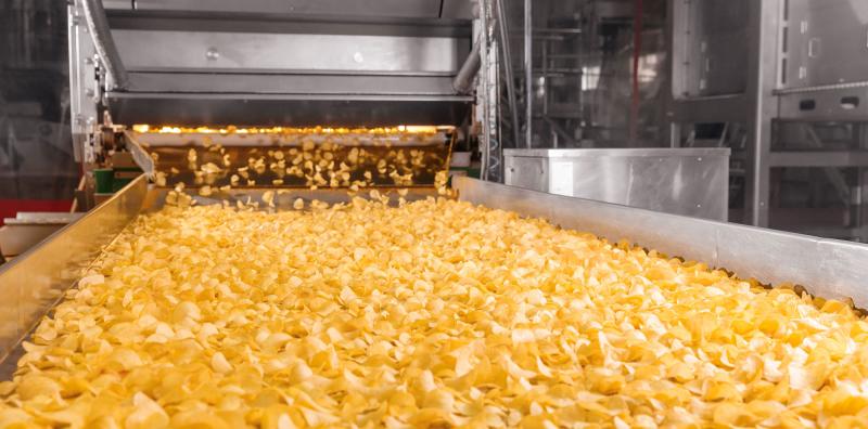 Produktionsförderband in Fabrik voll mit Kartoffelchips