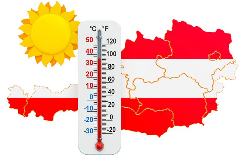 Das Bild zeigt eine grafische Darstellung Österreichs in den Nationalfarben Rot‑Weiß‑Rot. Links ist eine stilisierte gelbe Sonne abgebildet, die für sonniges Wetter steht. In der Mitte befindet sich ein Thermometer mit Skalen in Grad Celsius und Fahrenheit, das eine hohe Temperatur anzeigt. 