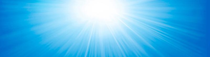 weiße Sonne und Sonnenstrahlen auf blauem Himmel