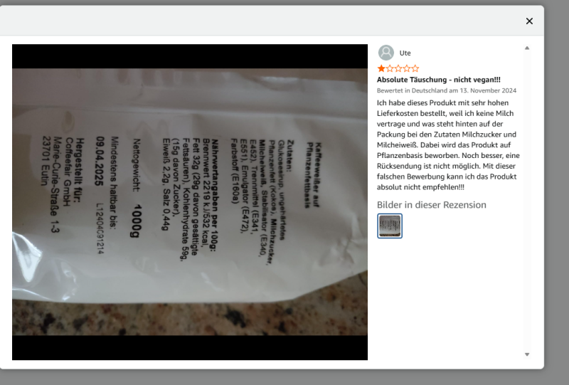 Amazon-Rezension mit einem von fünf Sternen und dem Titel „Absolute Täuschung, nicht vegan!!!“. Daneben das von der Rezensentin fotografierte Etikett der Packungsrückseite mit Zutatenliste und Nettogewicht 1 Kilogramm.