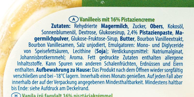 Zutatenliste mit der Auslobung „Vanilleeis mit 16% Pistaziencreme". Bei den Zutaten folgen rehydrierte Magermilch, Zucker, Obers, Kokosöl, Sonnenblumenöl, Dextrose, Glukosesirup und erst dann „2,4% Pistazienpaste".