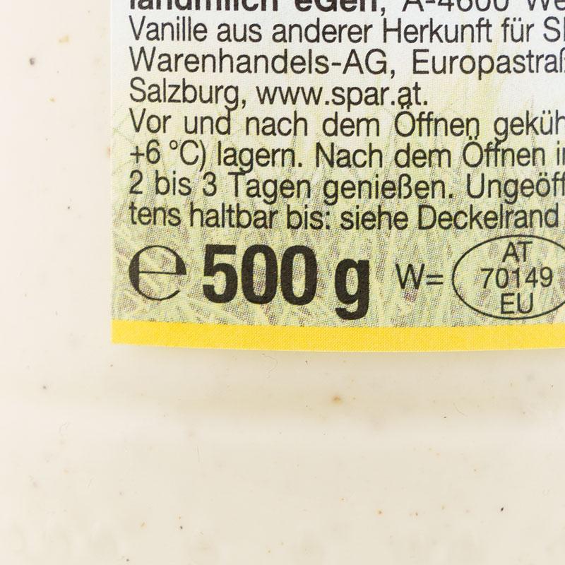 Detailaufnahme des Etiketts mit der Füllmenge 500 Gramm samt e-Zeichen und dem Identitätskennzeichen „AT 70149 EU". Darüber Lagerhinweise (gekühlt bei plus 6 Grad Celsius) und der Hinweis „Vanille aus anderer Herkunft"