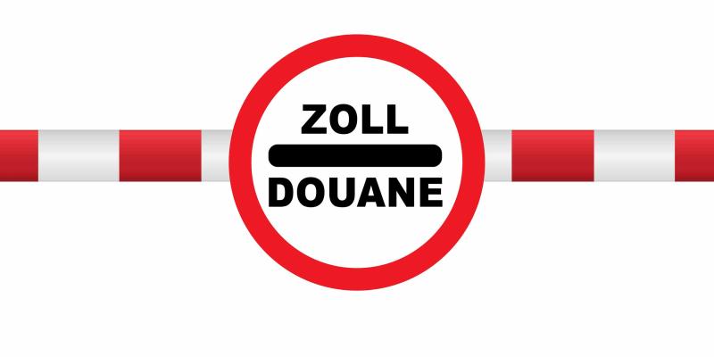 rot-weiß gestreifter Balken mit der runden Tafel "Zoll"