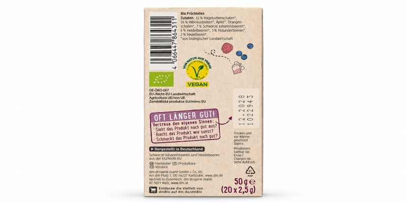 Rückseite der Verpackung „dm Bio Früchtetee“ mit Zutatenliste, EU-Bio-Logo (DE-ÖKO-007), V-Label „Vegan“ und Füllmenge 50 Gramm, aufgeteilt in 20 Beutel zu je 2,5 Gramm. Als Hersteller ist dm-drogerie markt genannt.