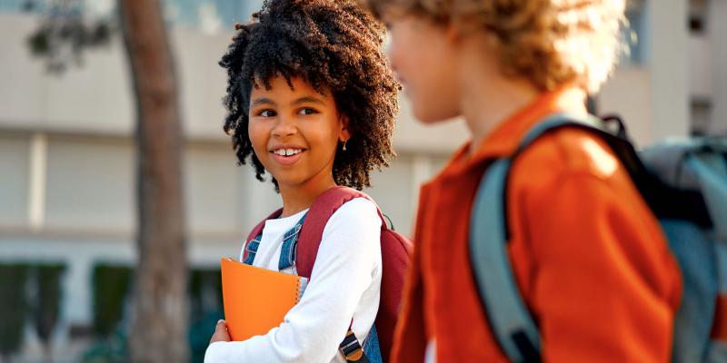 Schulkinder mit Schultaschen