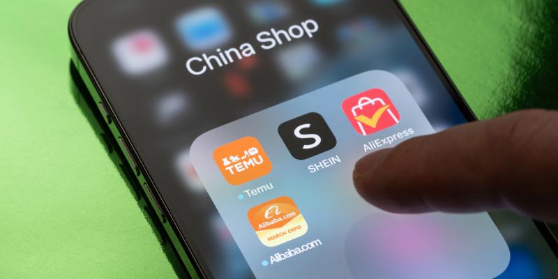 Smartphone mit China-Apps am Display