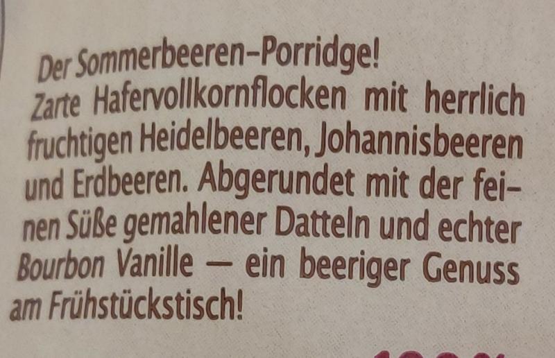 Nahaufnahme eines Beschreibungstextes auf der Verpackung: Der Sommerbeeren-Porridge enthält Hafervollkornflocken, Heidelbeeren, Johannisbeeren und Erdbeeren und wird mit gemahlenen Datteln und Bourbon-Vanille abgerundet.