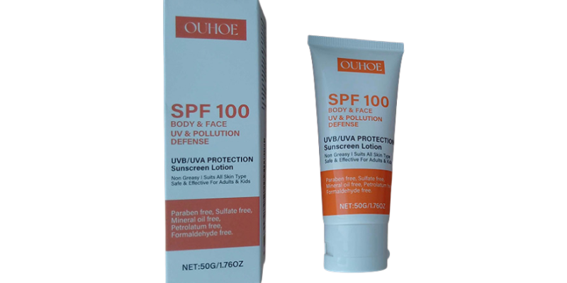 Weiß-orange Kunststofftube für Sonnencreme und ebensolch gestalteter Überkarton.