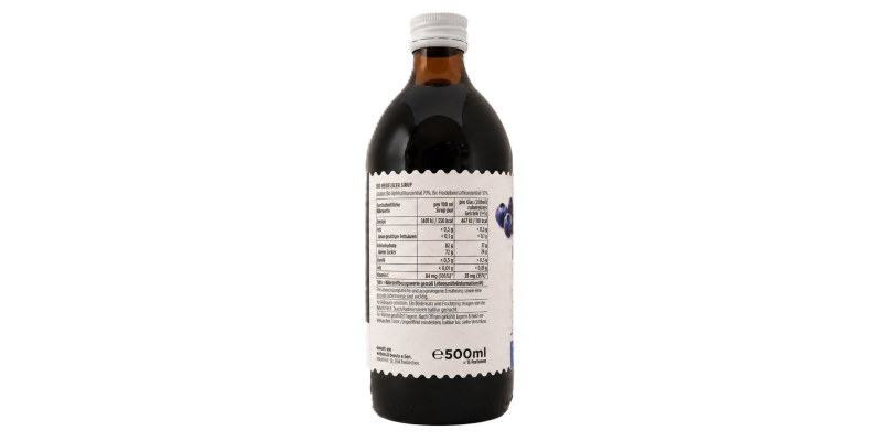 „Braune 500-ml-Flasche Bio-Heidelbeersirup mit weißem Schraubverschluss. Auf dem rückseitigen Etikett sind Nährwertangaben, Zutaten, Zubereitungshinweise und Heidelbeeren abgebildet.“