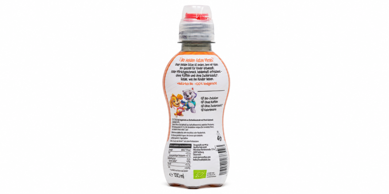 Rückansicht der 330-ml-Flasche „Bio Helden Eistee Pfirsich“. Das Etikett zeigt Produktbeschreibung, Zutaten- und Nährwertangaben, Bio-Kennzeichnung sowie einen Barcode.