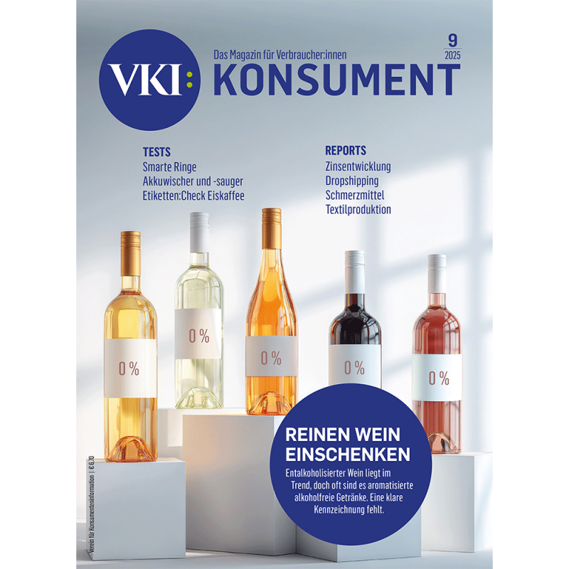 Das Coverbild von KONSUMENT 9/2025 zeigt Flaschen mit entalkoholisiertem Wein