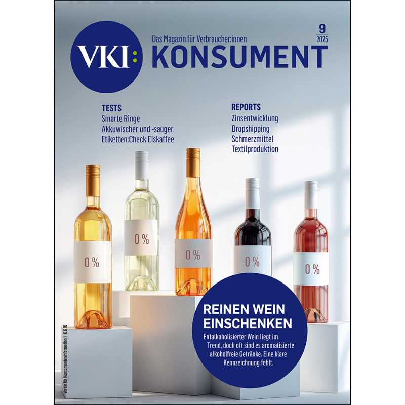 Das Coverbild von KONSUMENT 9/2025 zeigt Flaschen mit entalkoholisiertem Wein