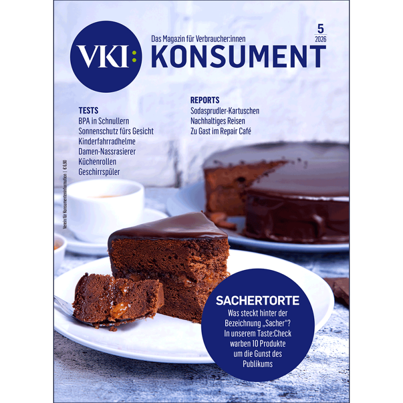 Das Titelbild von KONSUMENT 5/2026 zeigt eine Sachertorte und eine Kaffeetasse